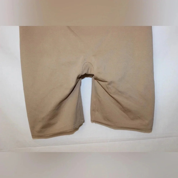 Women’s Assets by Spanx Hi-Rise Lined Shapewear Tummy Control Shorts Size XL - Picture 4 of 11